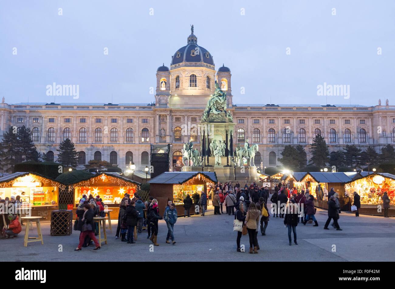 Marché de Noël à Maria Theresien Platz au crépuscule à Vienne, Autriche Banque D'Images