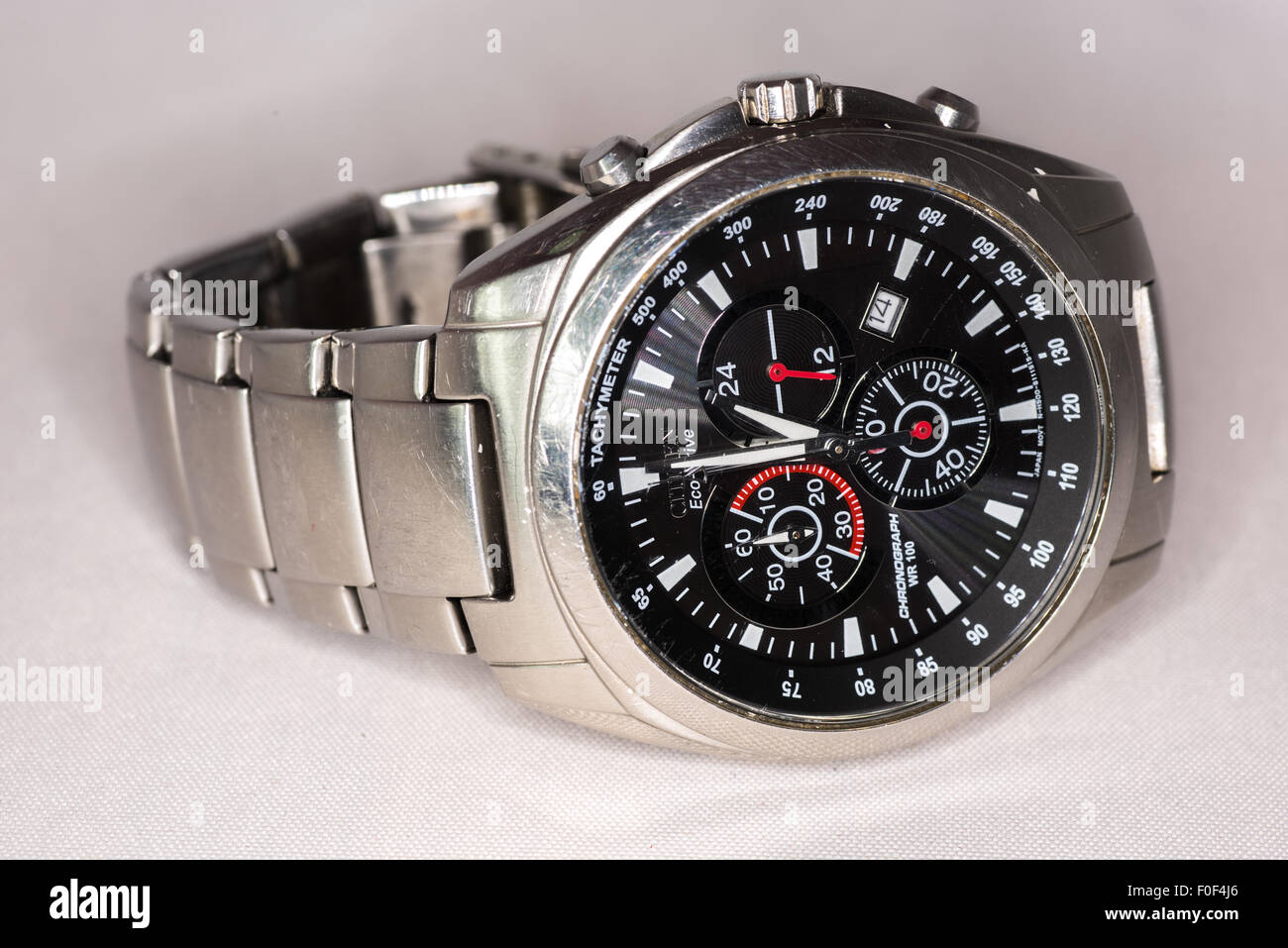 Un citoyen en acier inoxydable argent mans montre sur un fond blanc Banque D'Images