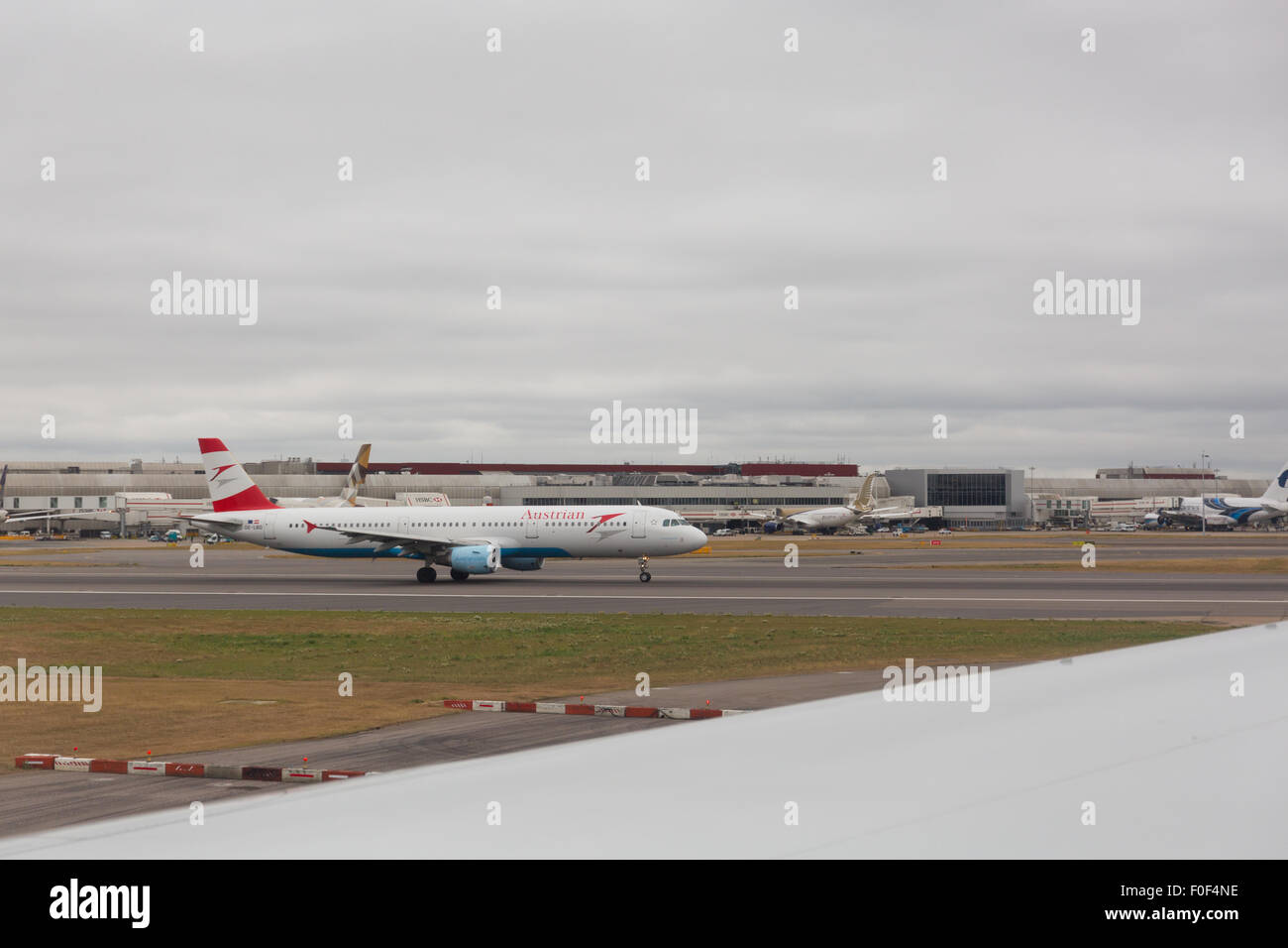 Le roulage de l'avion d'Austrian Airlines à l'aéroport Heathrow de Londres Banque D'Images