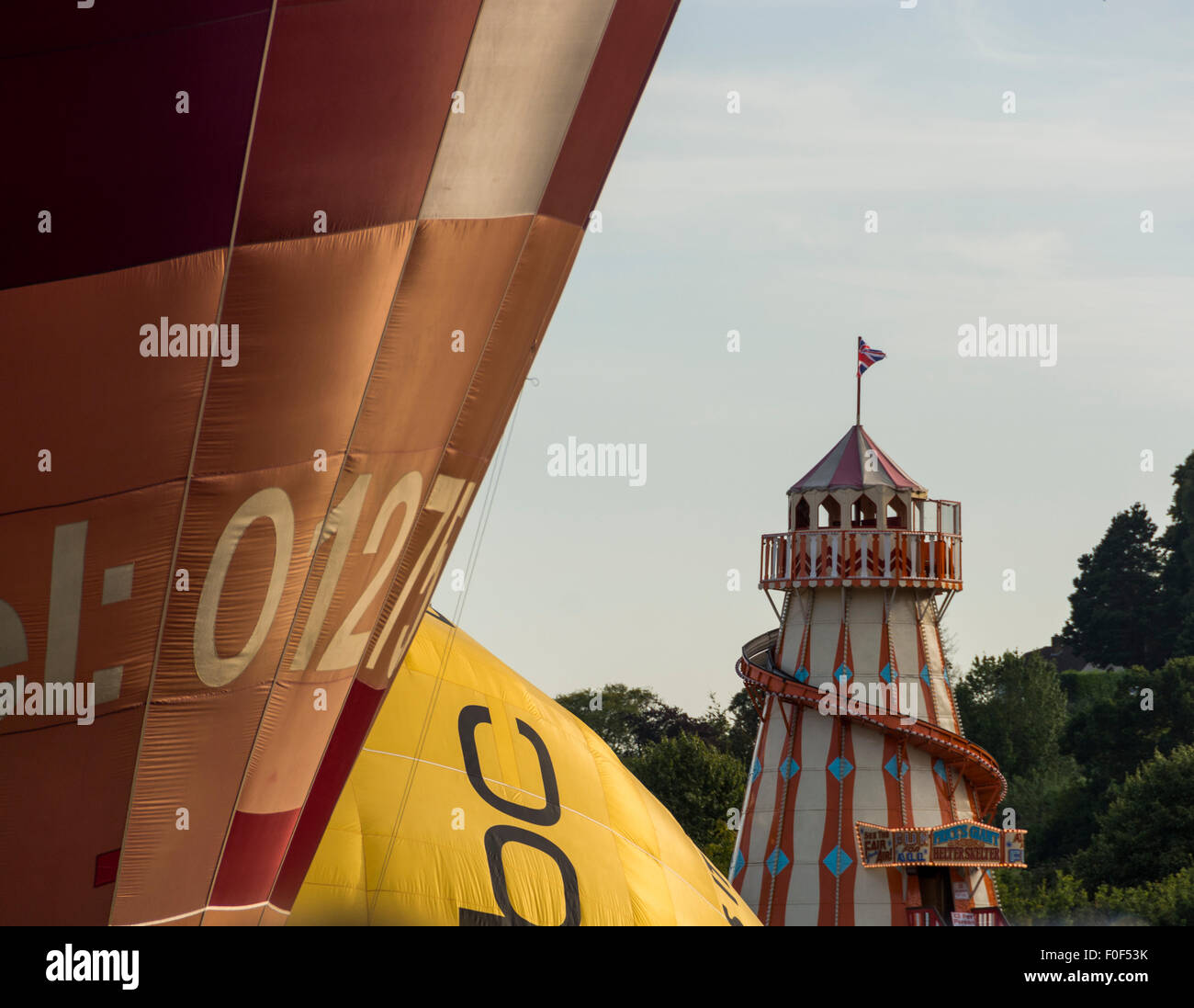 Gonflage des ballons dans l'arène, près de l'helter skelter au 37ième congrès annuel de Bristol Balloon Fiesta, Banque D'Images