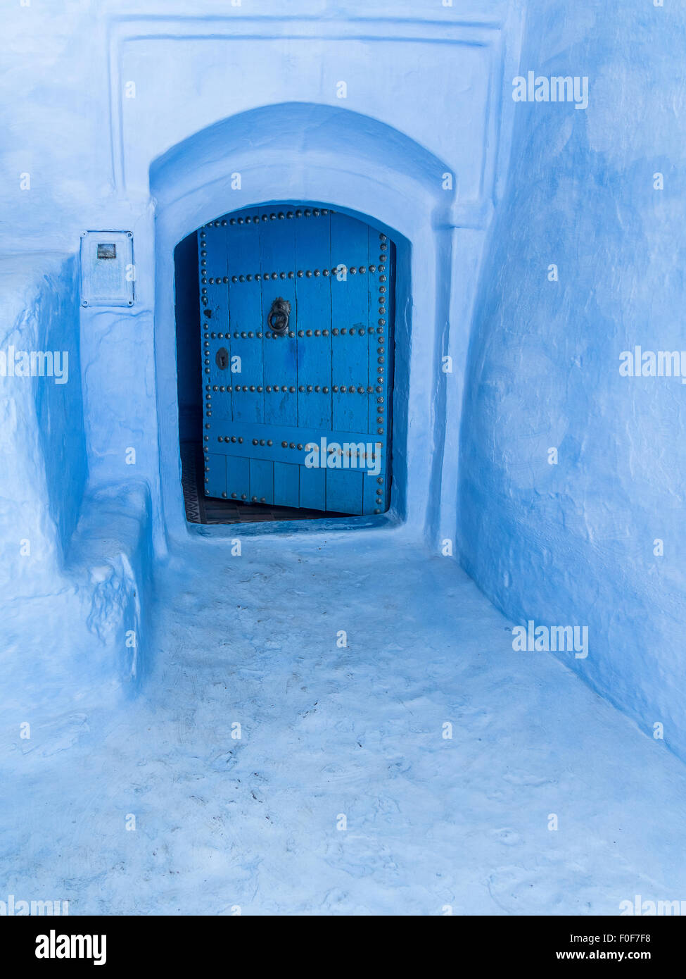 Dans le bleu porte médina de Chefchaouen, Maroc Banque D'Images
