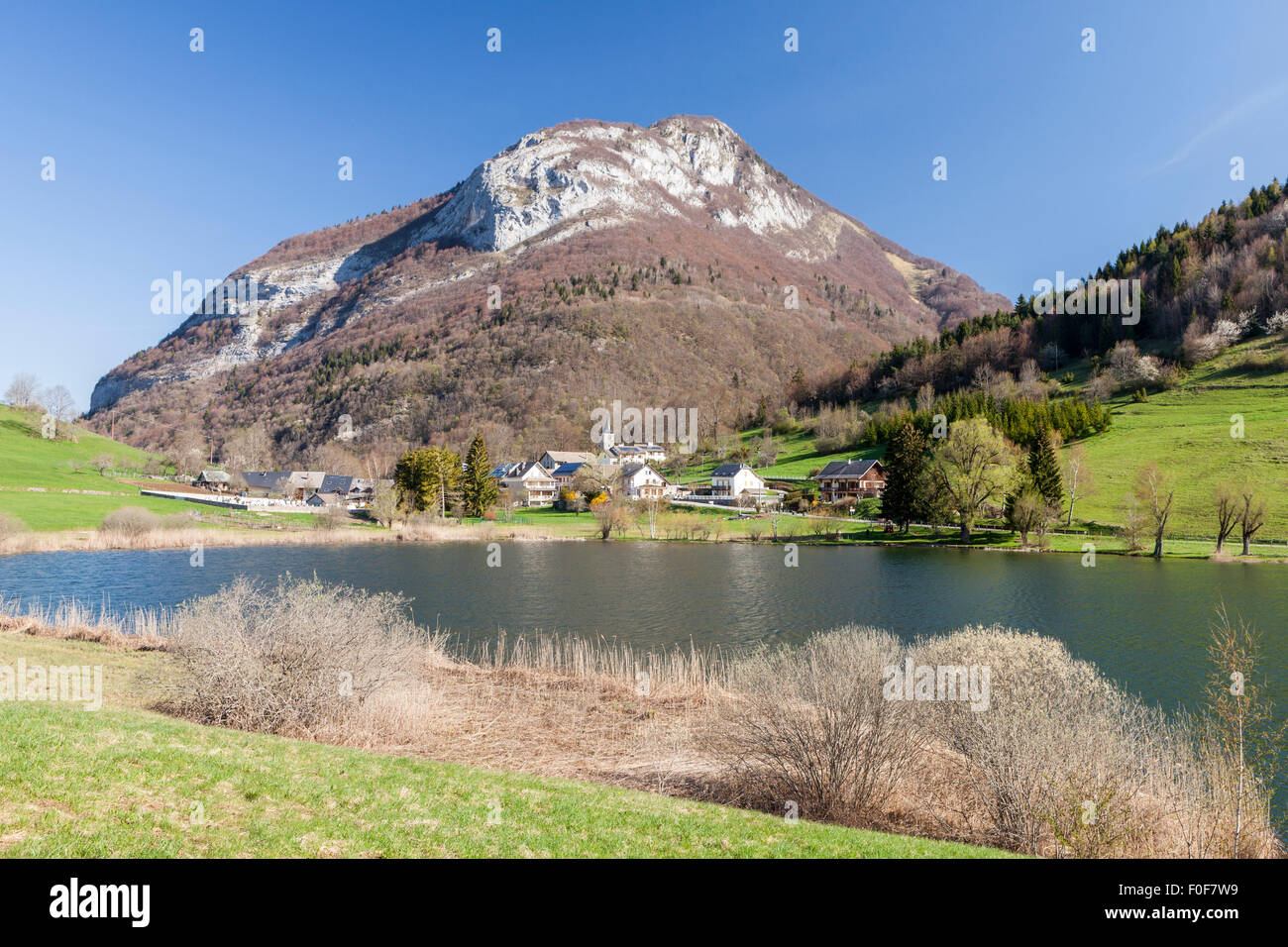 Le Lac de la Thuile, dans le Parc Naturel du Massif des Bauges, Savoie,  Rhône-Alpes, France Photo Stock - Alamy