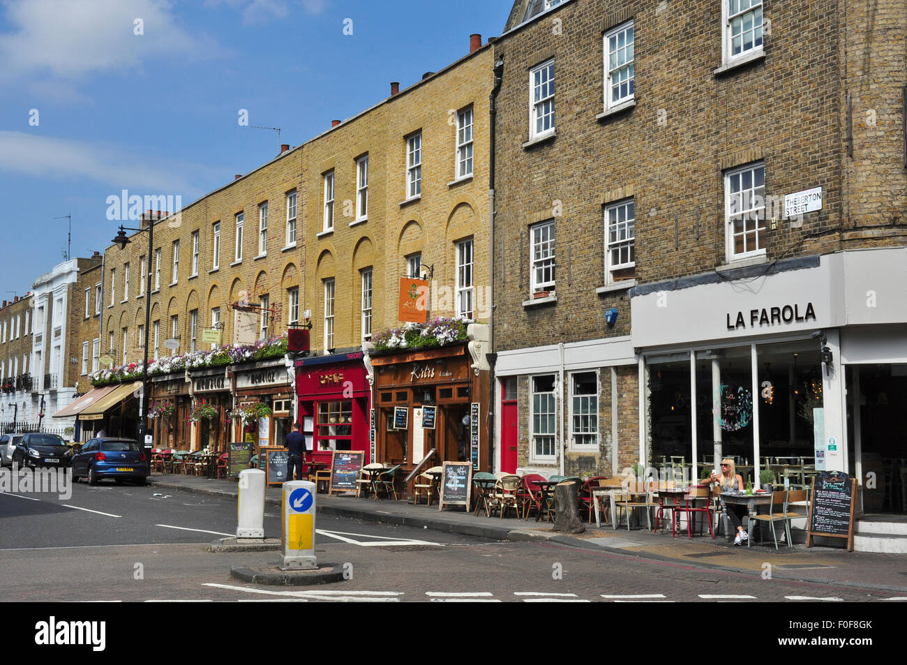 Les restaurants et les cafés de Theberton Street (off) Upper Street, Islington, London, England, UK Banque D'Images