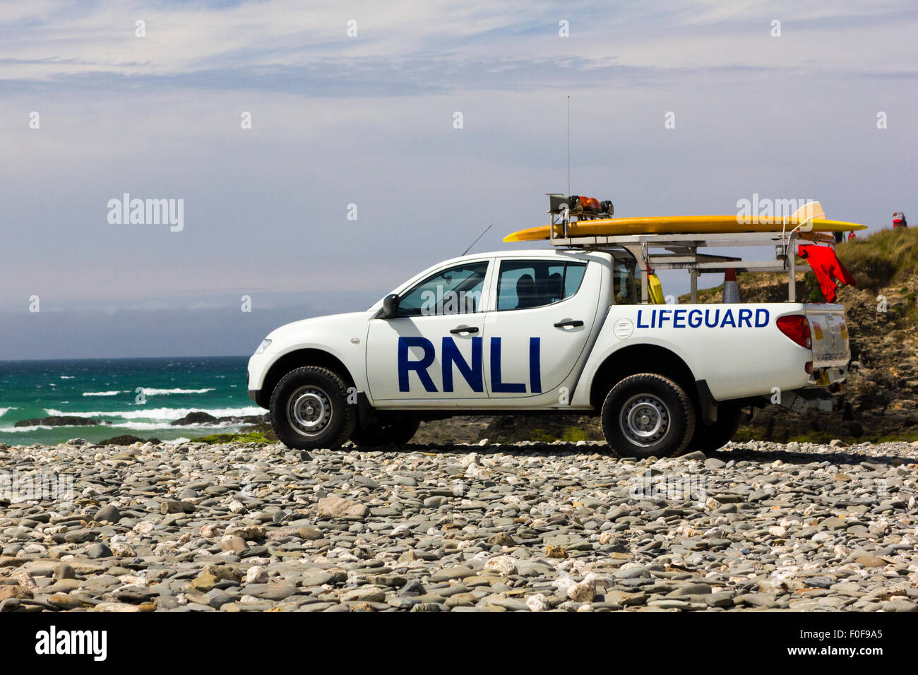 Sauveteur RNLI entièrement équipée de véhicules de patrouille stationnée sur la plage Gwithian, Saint Ives Bay, Cornwall. Banque D'Images