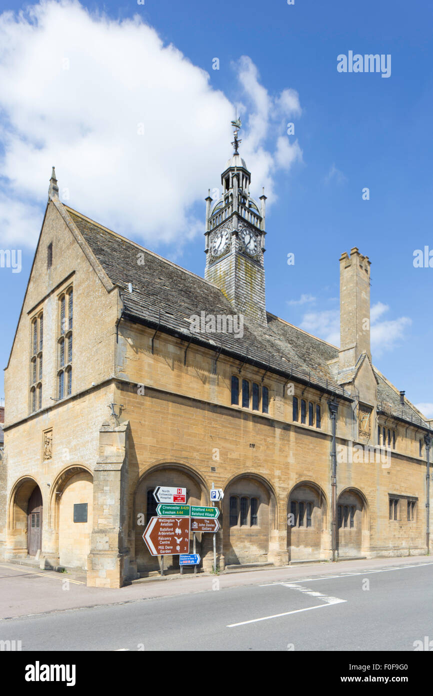 La signalisation routière peu attrayants par rapport à un bâtiment historique à Morton dans le Marais, Gloucestershire, England, UK Banque D'Images