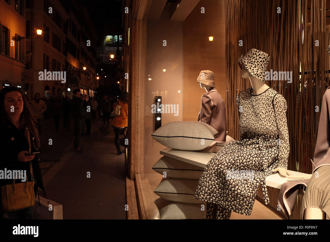 La nuit, la fenêtre shopping dans une boutique de mode haut de gamme sur via Condotti, Rome, Italie. Banque D'Images