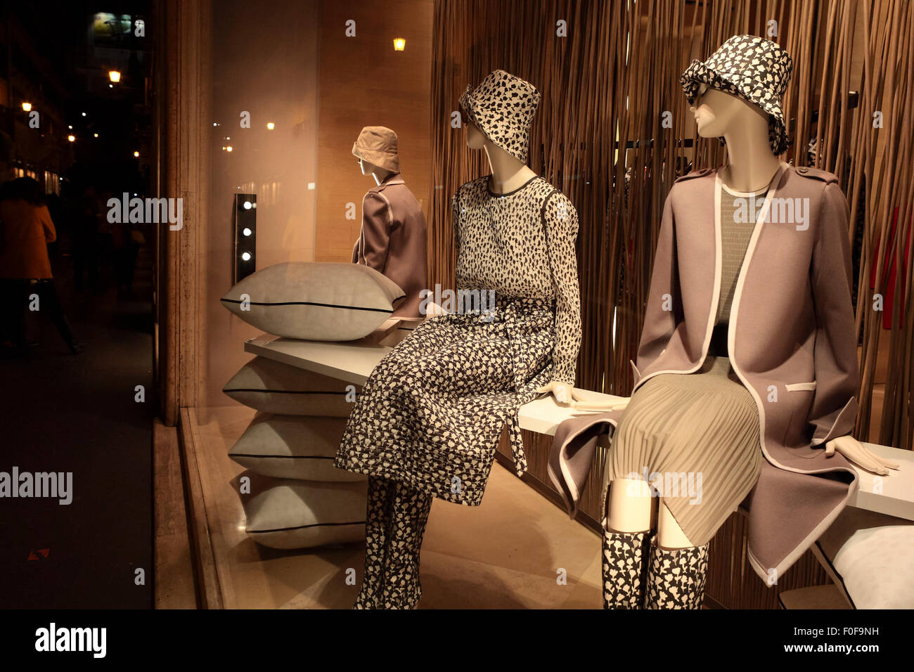 La nuit, la fenêtre shopping dans une boutique de mode haut de gamme sur via Condotti, Rome, Italie. Banque D'Images