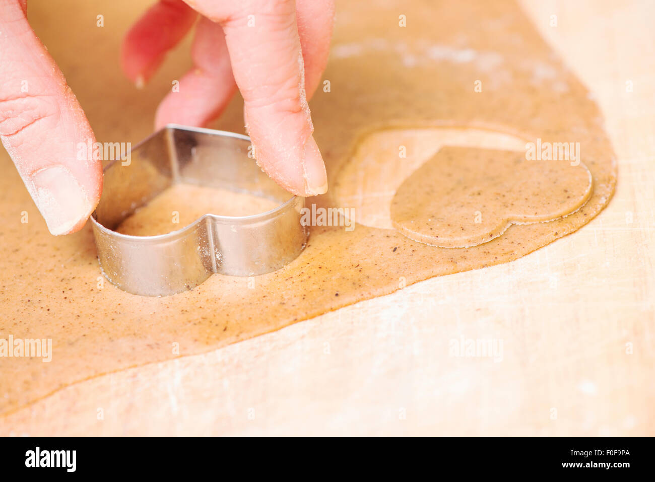 Main de femme la cuisson du pain d'épices cookies comme préparation de Noël. Banque D'Images