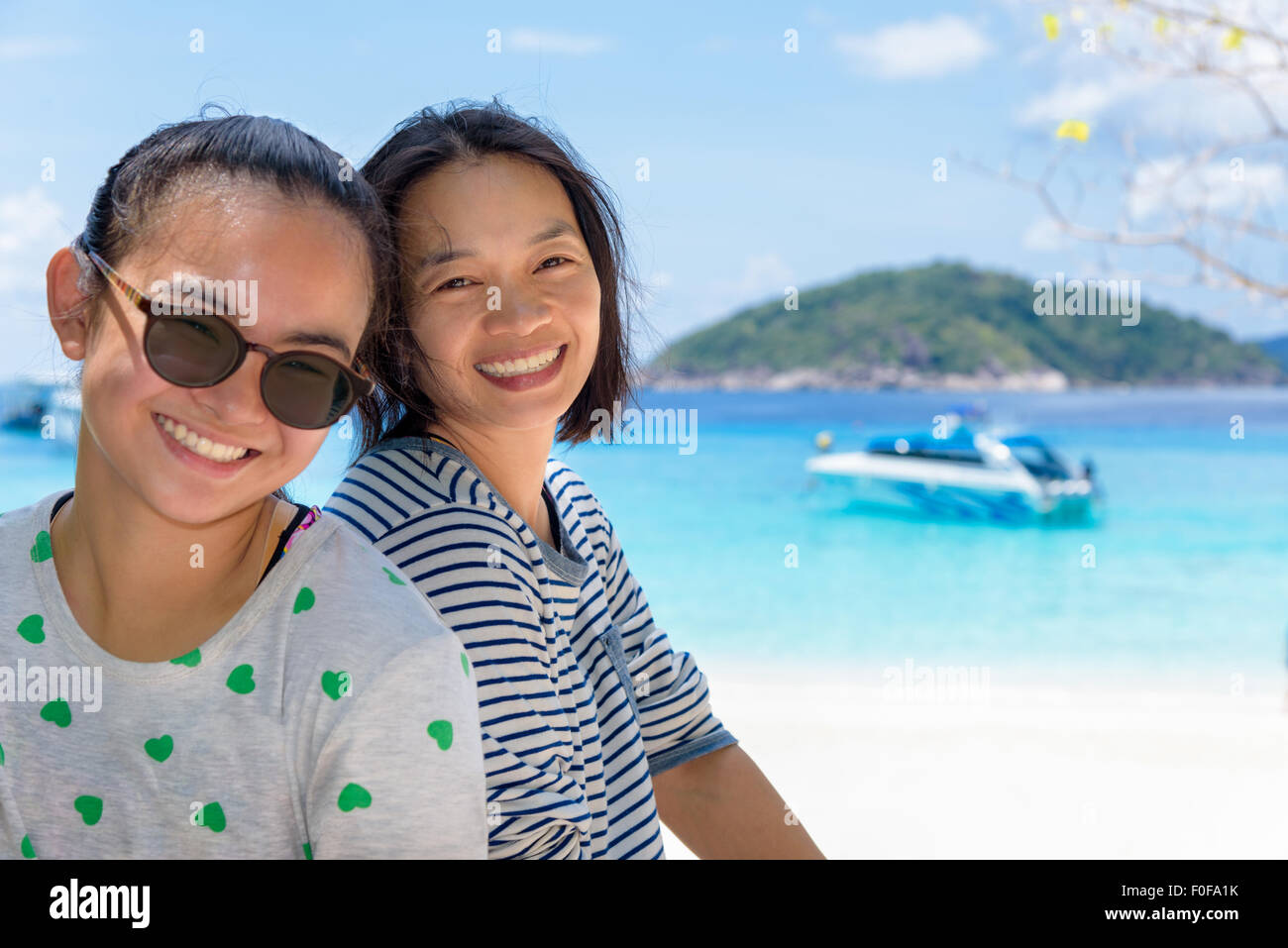 Les femmes qui mother and daughter smiling joyeusement sur la plage de l'île de Koh Miang est une belle et célèbre attractions Banque D'Images