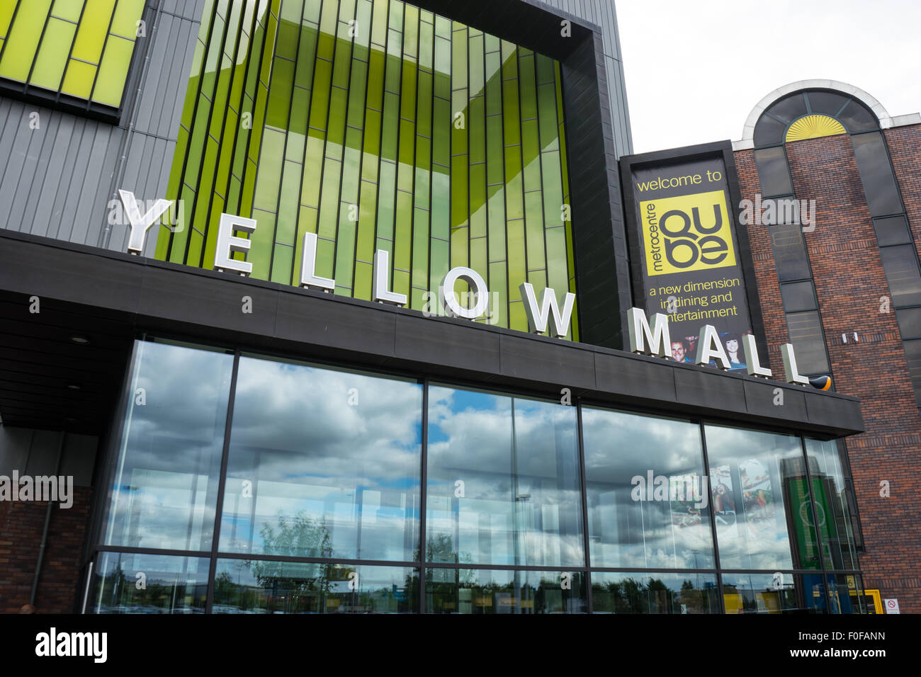 De l'entrée du centre commercial jaune Intu metrocentre, également connu sous le nom de Metro Centre. Banque D'Images