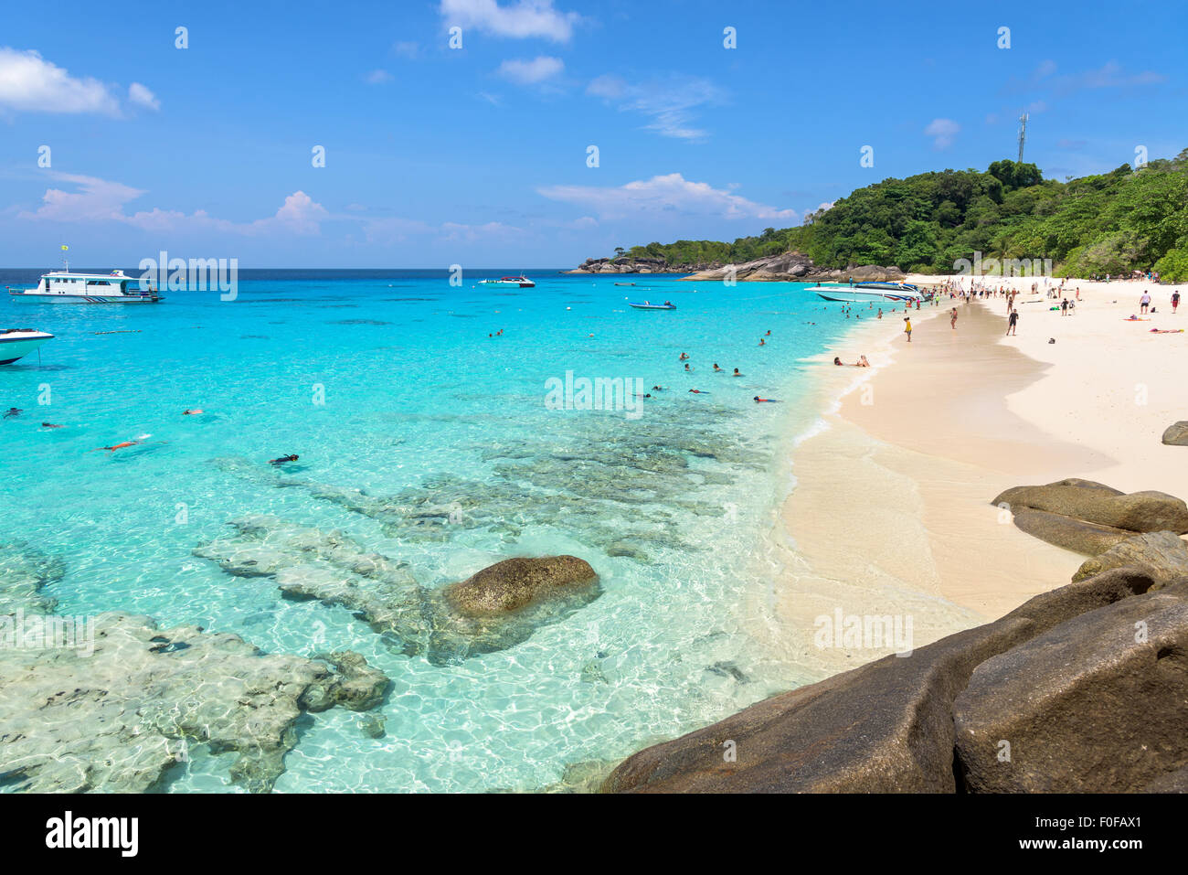 De beaux paysages de ciel au-dessus de la mer et les touristes sur la plage en été à l'île de Koh Miang est un célèbre attractions Banque D'Images