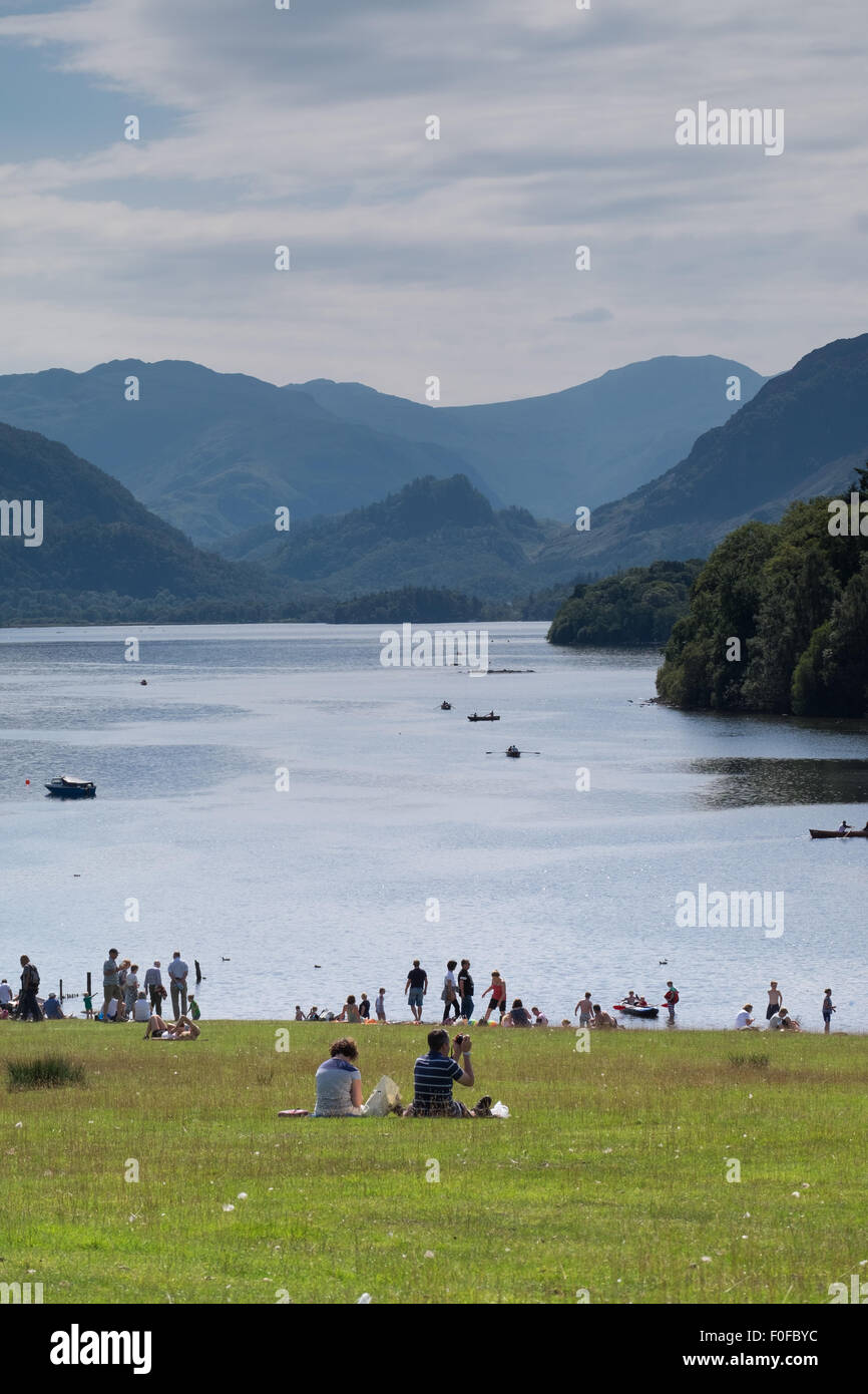 Les gens se détendre dans le parc en direction de Derwentwater Keswick dans le Lake District, Cumbria, Royaume-Uni Banque D'Images