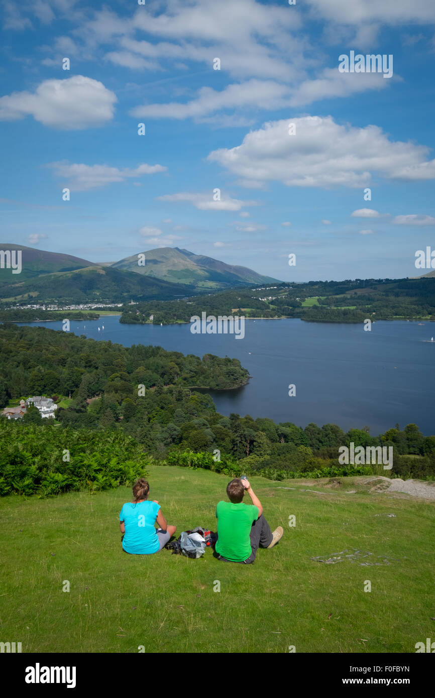 Les randonneurs prennent de l'avis de Derwentwater de Catbells est tombé près de Keswick dans le Lake District Banque D'Images