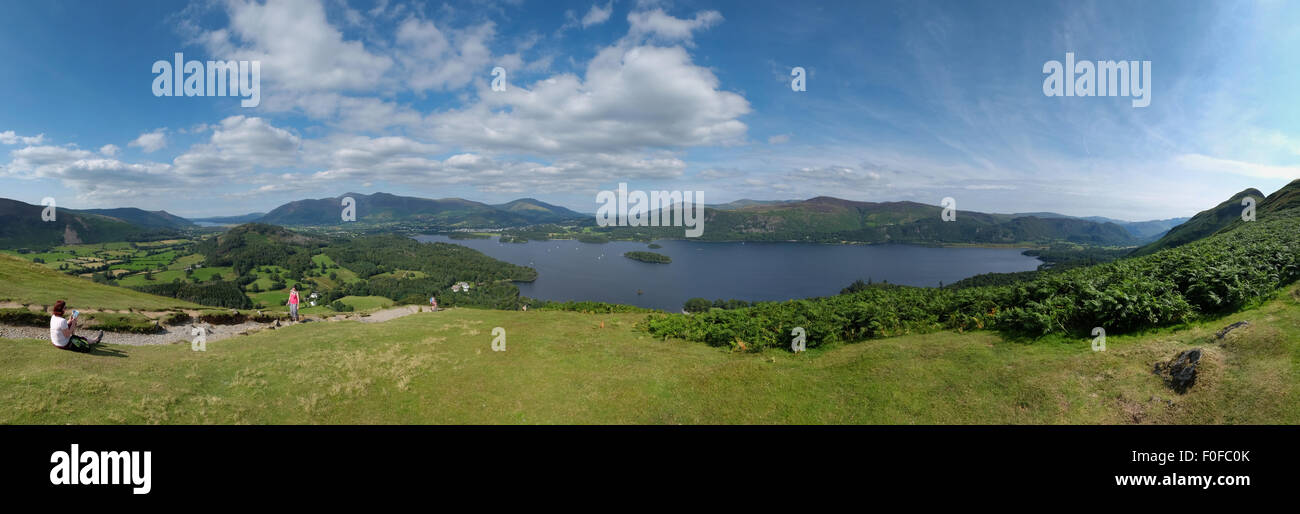 Les randonneurs prennent de l'avis de Derwentwater de Catbells est tombé près de Keswick dans le Lake District Banque D'Images