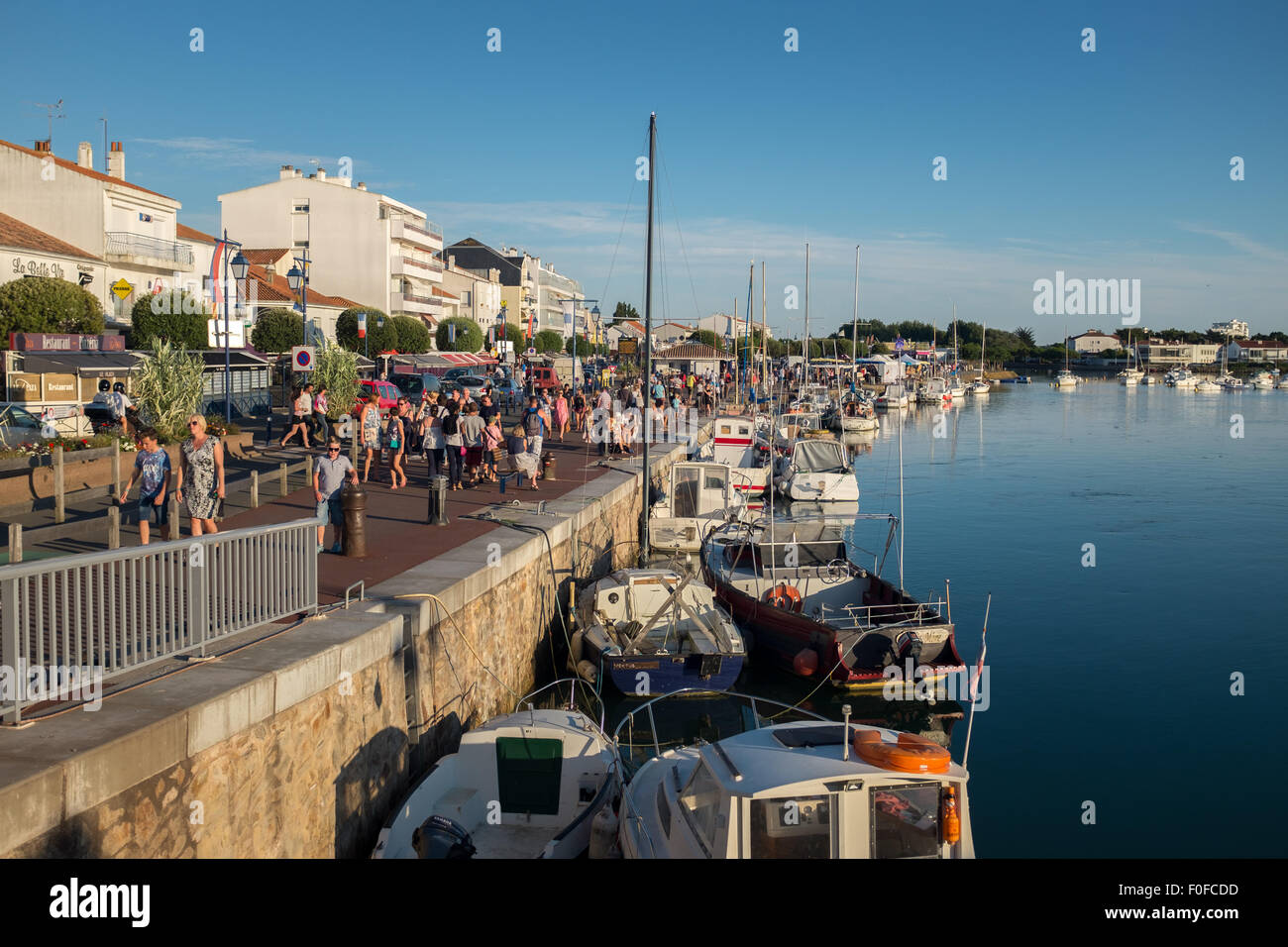 la ville cotiere de saint gilles croix de la vie dans la vendee france photo stock alamy