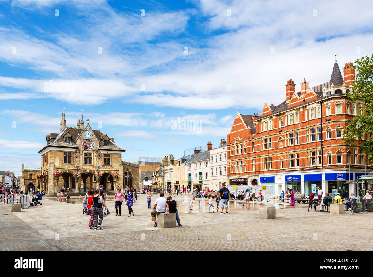 Place de la cathédrale avec la Guildhall ou beurre croix à gauche, Peterborough Cambridgeshire, Angleterre, Banque D'Images