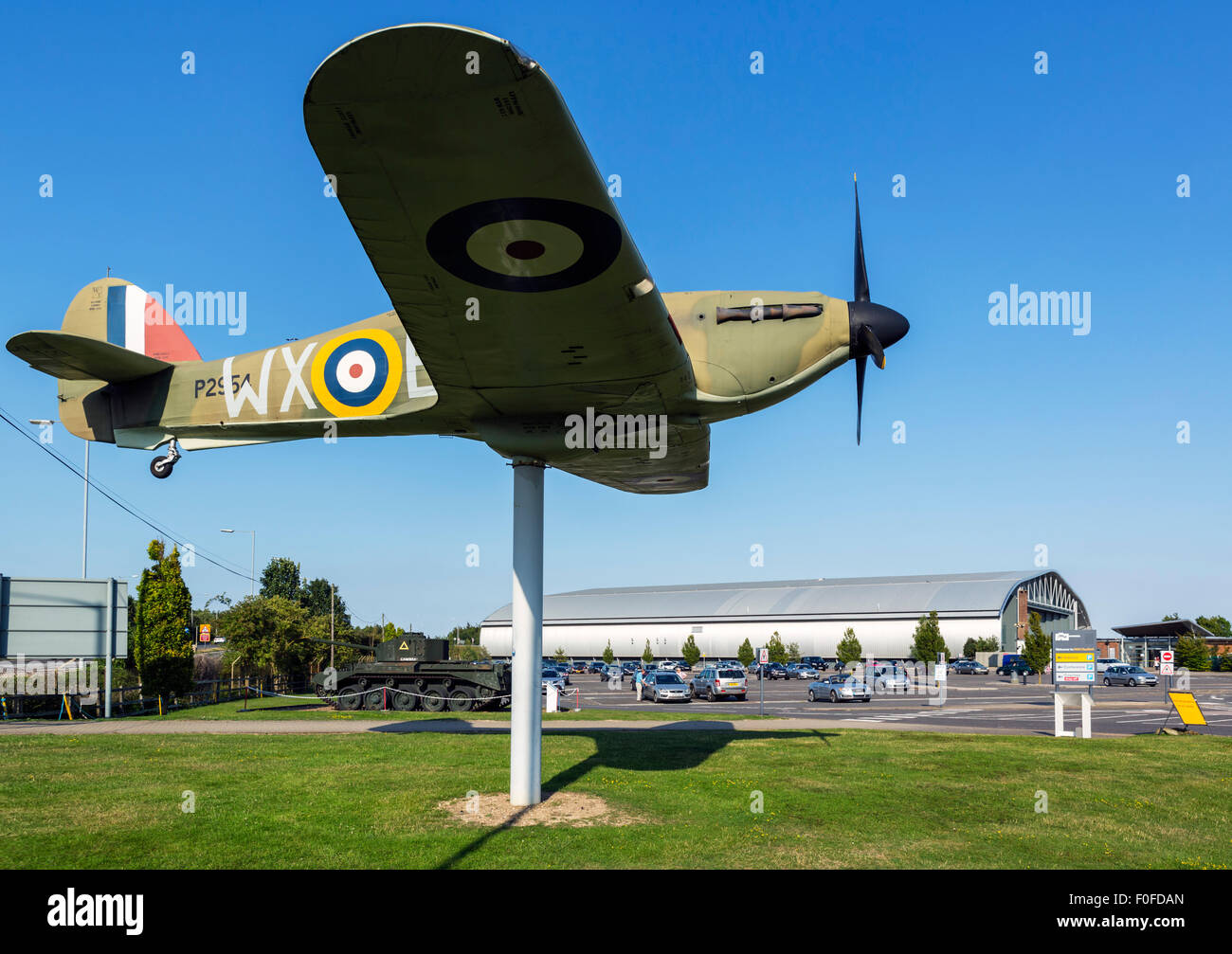 La pleine échelle modèle d'un chasseur Hawker Hurricane à l'entrée de l'Imperial War Museum, Duxford, Cambridgeshire, Angleterre, RU Banque D'Images