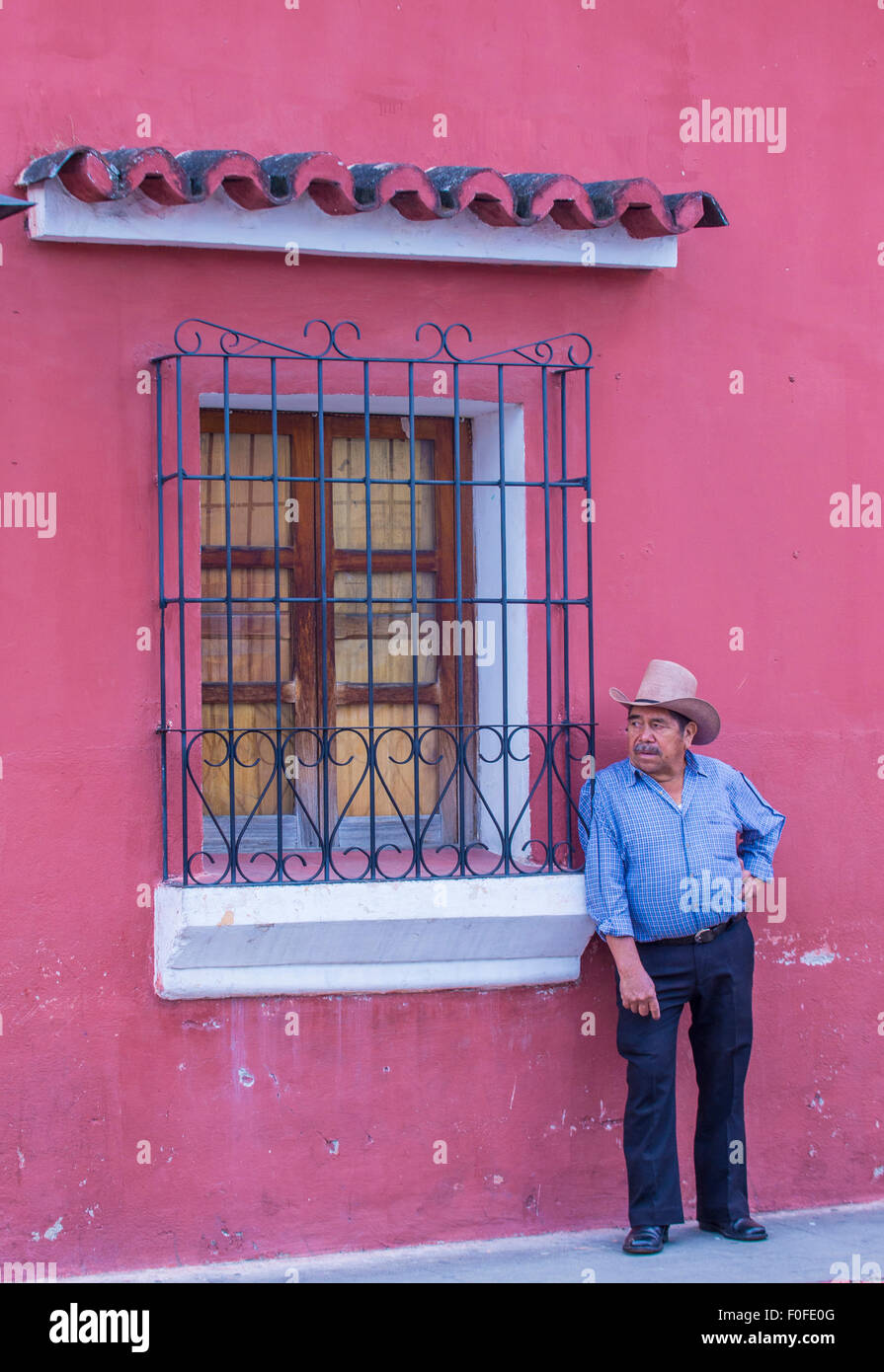 L'homme du Guatemala à la rue d'Antigua Guatemala Banque D'Images