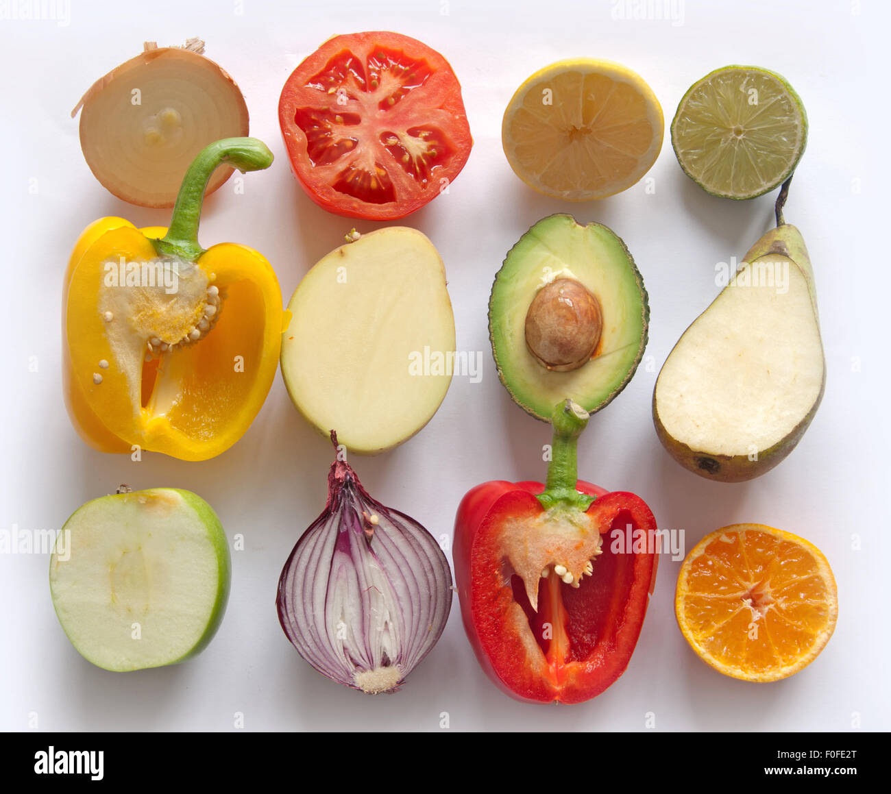 Sélection de fruits et légumes en tranches Banque D'Images