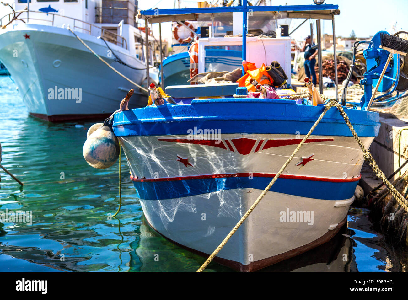 Bateaux de pêche au port de Trapani en Sicile, Italie Banque D'Images