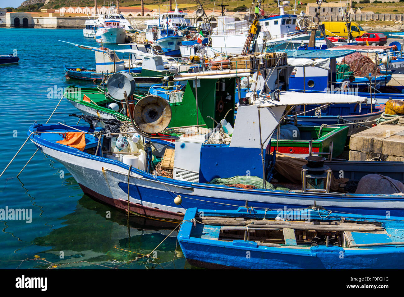 Bateaux de pêche au port de Trapani en Sicile, Italie Banque D'Images