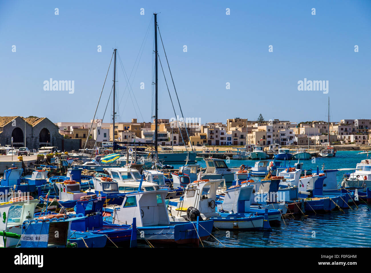Bateaux de pêche au port de Trapani en Sicile Banque D'Images
