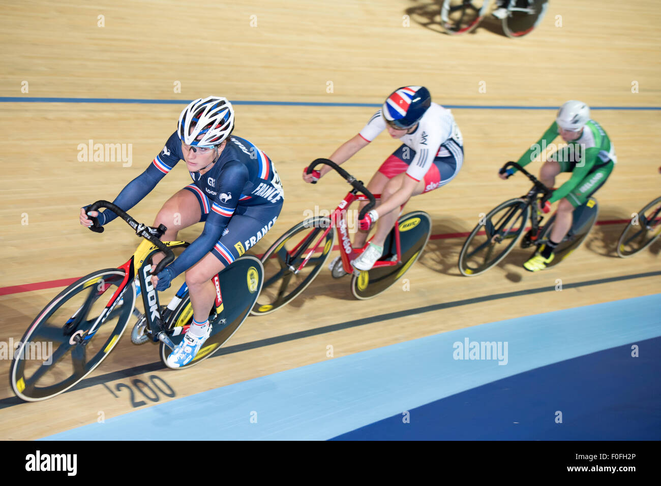 Les cyclistes sur piste en compétition chez les femmes de la course scratch à la série révolution au Derby, Derby, Royaume-Uni le 14 août 2015. La révolution est une série de courses sur piste, avec de nombreux des meilleurs du monde les cyclistes sur piste. Cet événement, qui se déroule sur 3 jours, du 14 au 16 août 2015, est un important événement pour la préparation des Jeux Olympiques de Rio 2016, permettant aux coureurs britanniques de marquer des points de qualification pour les Jeux. Banque D'Images