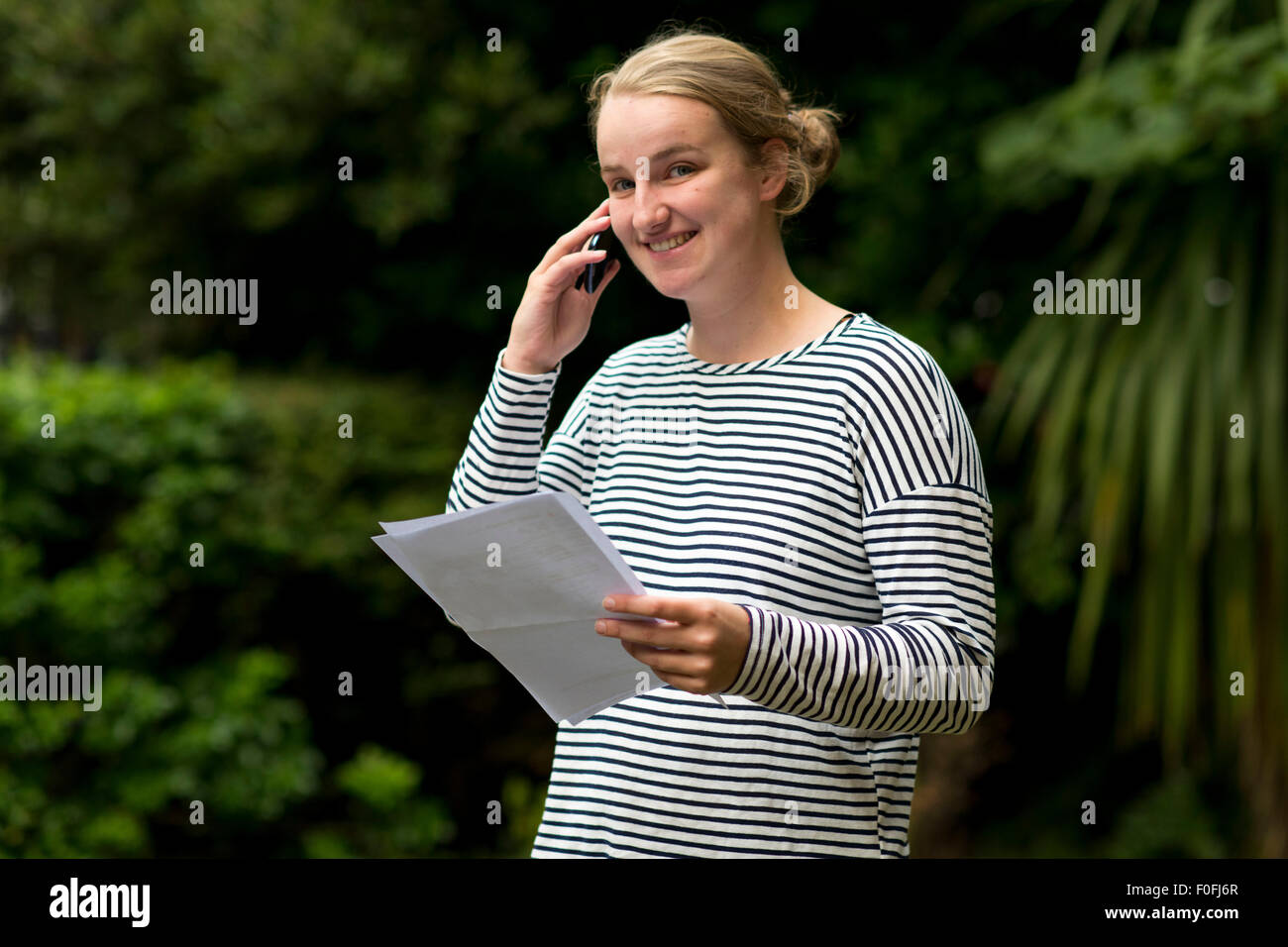Une femme blonde étudiante GCSE professionnels avec ses résultats d'examen. Banque D'Images