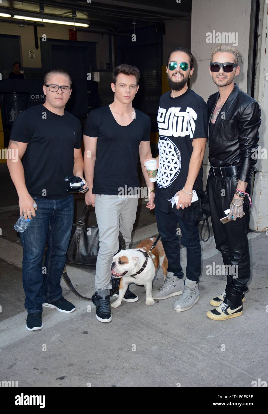 New York, NY, USA. Août 14, 2015. Tokio Hotel : Gustav Scha ?fer, Georg Listing, Tom Kaulitz, Bill Kaulitz (le chien de Bill et Pumba) dehors et environ pour la célébrité Candids - FRI, New York, NY, le 14 août 2015. Credit : Derek Storm/Everett Collection/Alamy Live News Banque D'Images