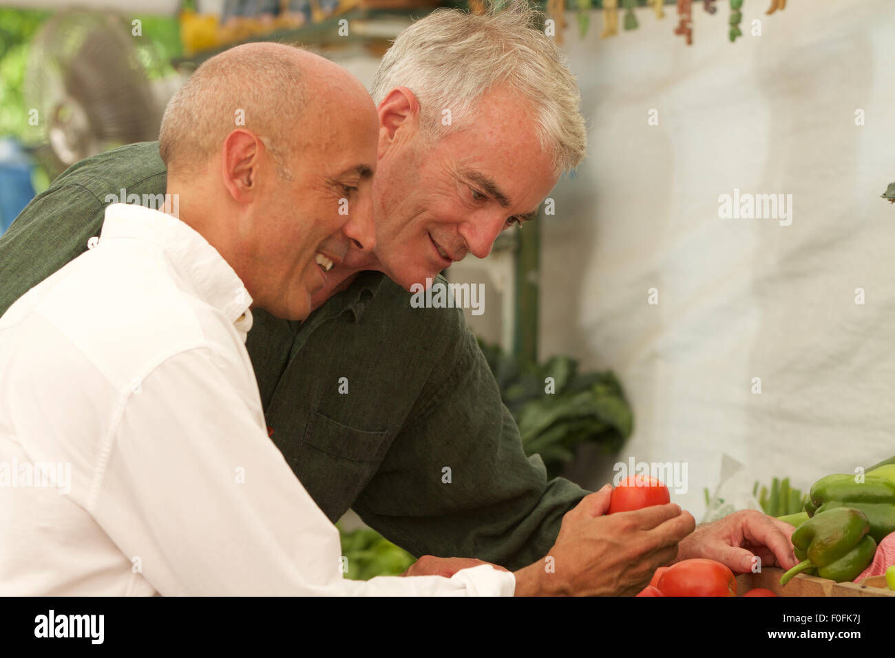 De plus, senior, gay male mature couple shopping pour produire à farm stand ou produce stand in countryside Banque D'Images