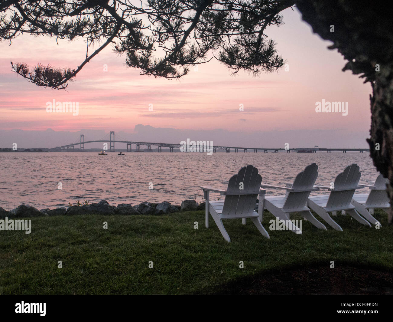 Adirondack chaises donnant sur Claiborne Pell Bridge et la baie de Narragansett à Newport, Rhode Island Banque D'Images