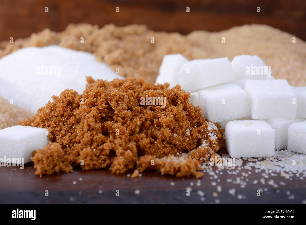 Différents types de sucre y compris blanc, brun, brun foncé, de cristaux de sucre demerara, café et de cubes de sucre. Banque D'Images