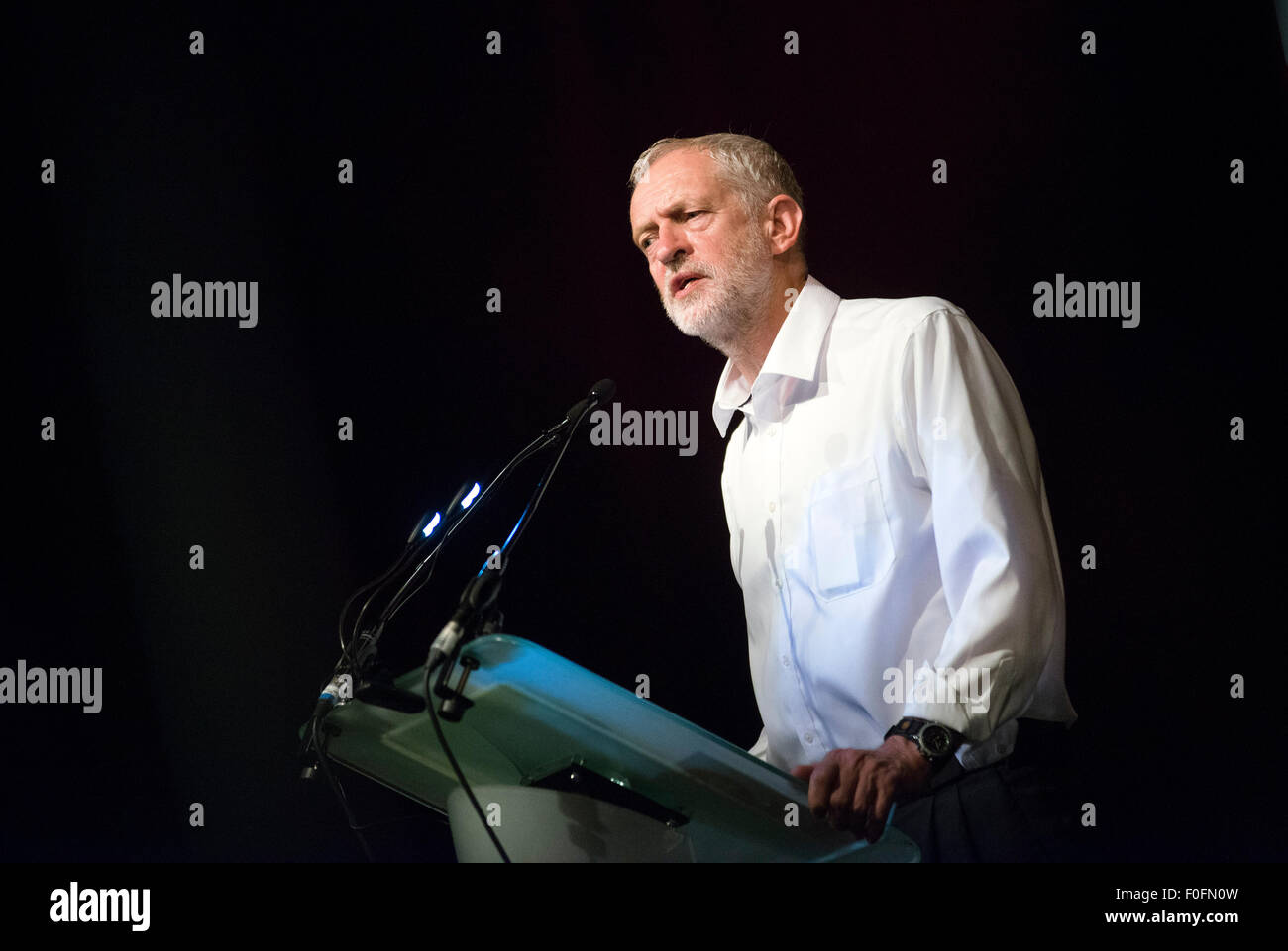 Glasgow, Ecosse, Royaume-Uni. Août 14, 2015. Candidat à la Direction du travail Jeremy Corbyn prononce un discours lors de sa campagne en Ecosse à l'ancien Musée Fruitmarket à Glasgow le 14 août 2015 à Édimbourg en Écosse. Candidat à la direction du travail est Jeremy Corbyn holding rallyes dans les villes à travers l'Ecosse. Crédit : Sam Kovak/Alamy Live News Banque D'Images