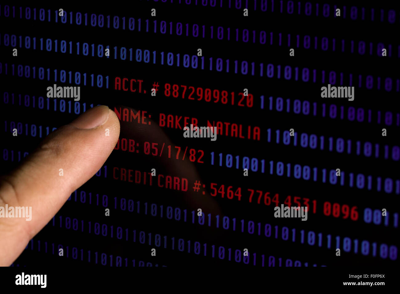 Homme pointant aux renseignements personnels et des informations sensibles sur l'écran de l'ordinateur (l'information est fictif) Banque D'Images