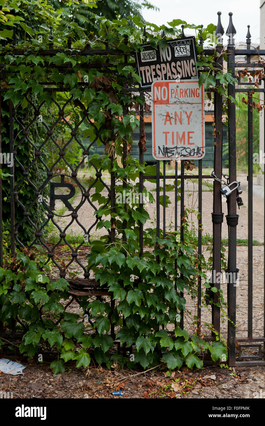 Aucune intrusion, pas de panneaux de stationnement sur clôture - USA Banque D'Images