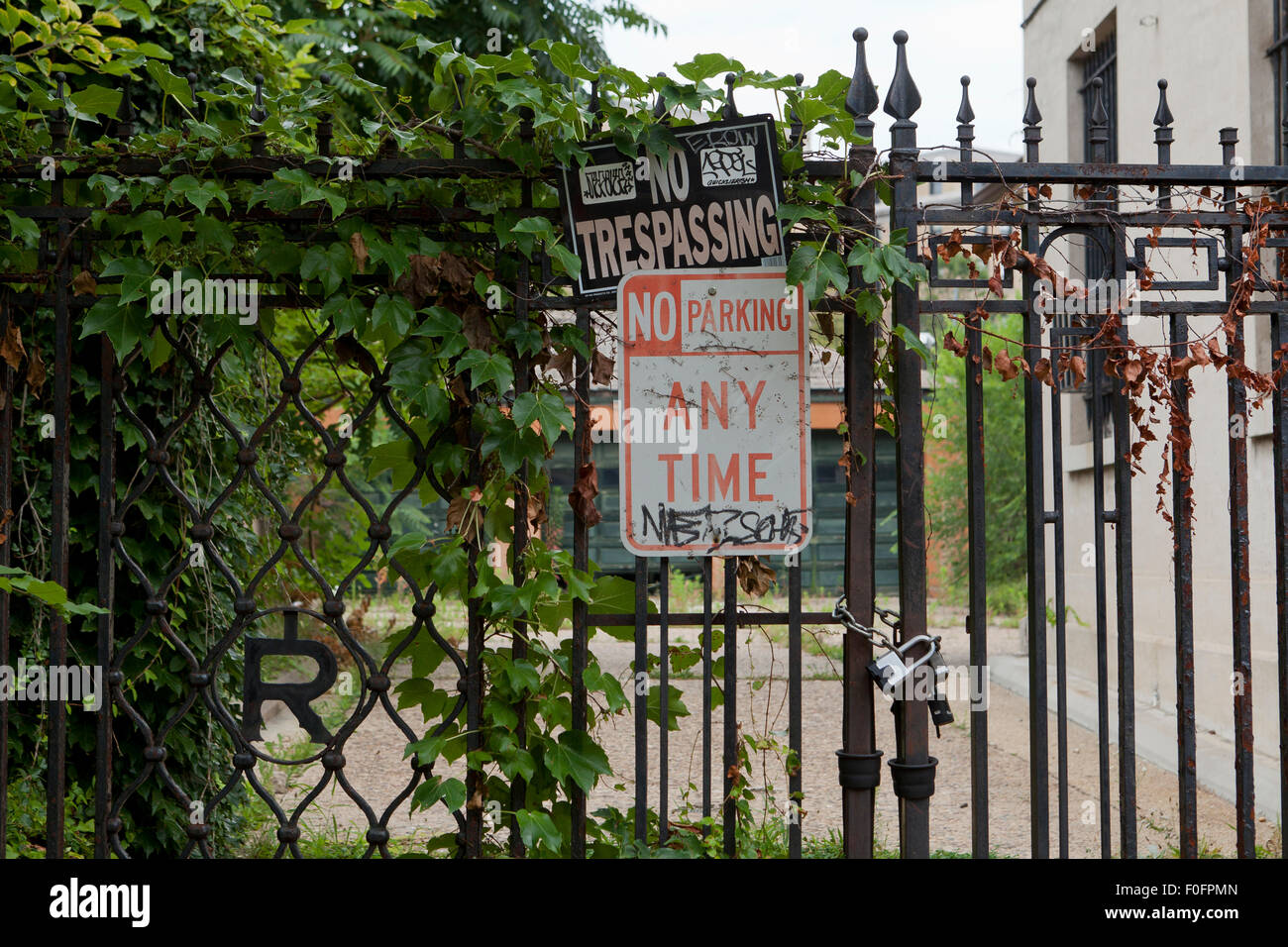 Aucune intrusion, pas de panneaux de stationnement sur clôture - USA Banque D'Images