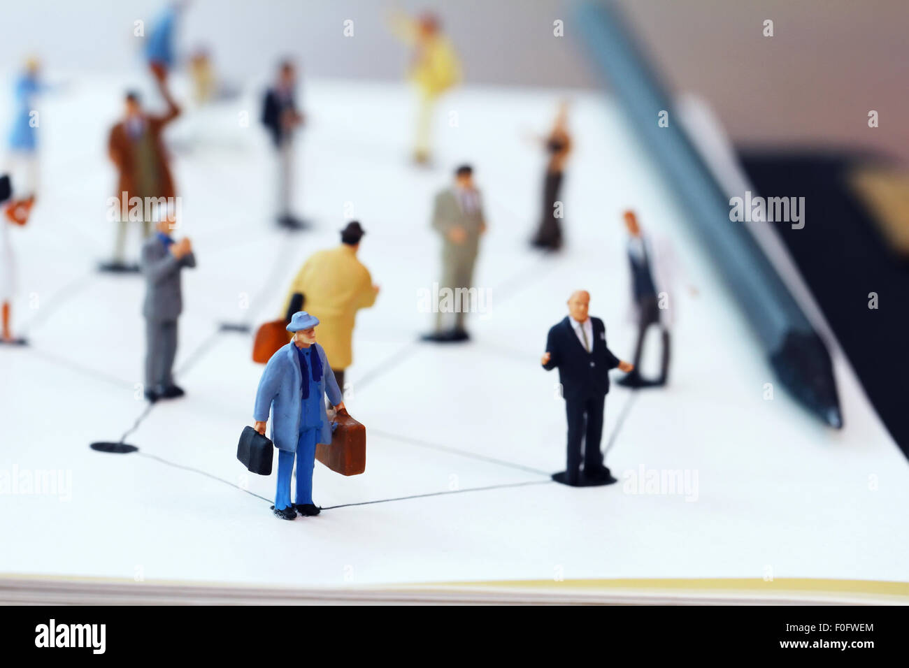 Close up de personnes miniature avec schéma de réseau social ouvert sur l'ordinateur portable sur un bureau en bois comme social media concept Banque D'Images