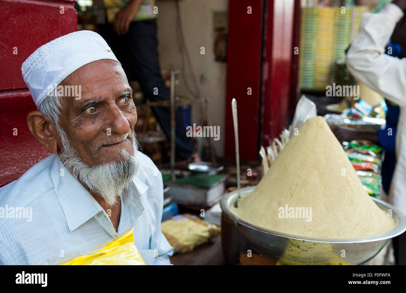La vente de poudre de henné dans les marchés dynamiques d'Hyderabad. Banque D'Images