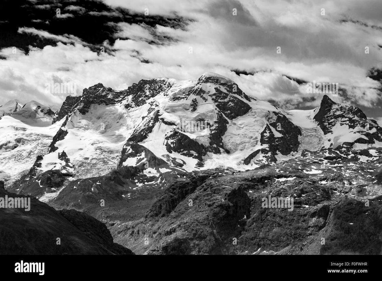 Les sommets du côté nord du massif de Breithorn dans le groupe de Monte Rosa. Paysage de montagne noir blanc. Alpes suisses. Europe. Banque D'Images