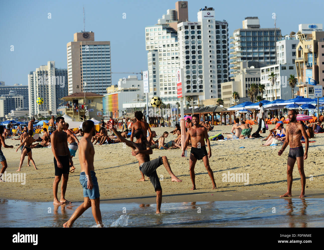 Jouer au soccer sur la plage de Tel-Aviv. Banque D'Images