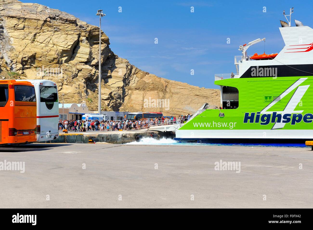 Transport des passagers débarquant dans le port de Santorin Grèce Banque D'Images