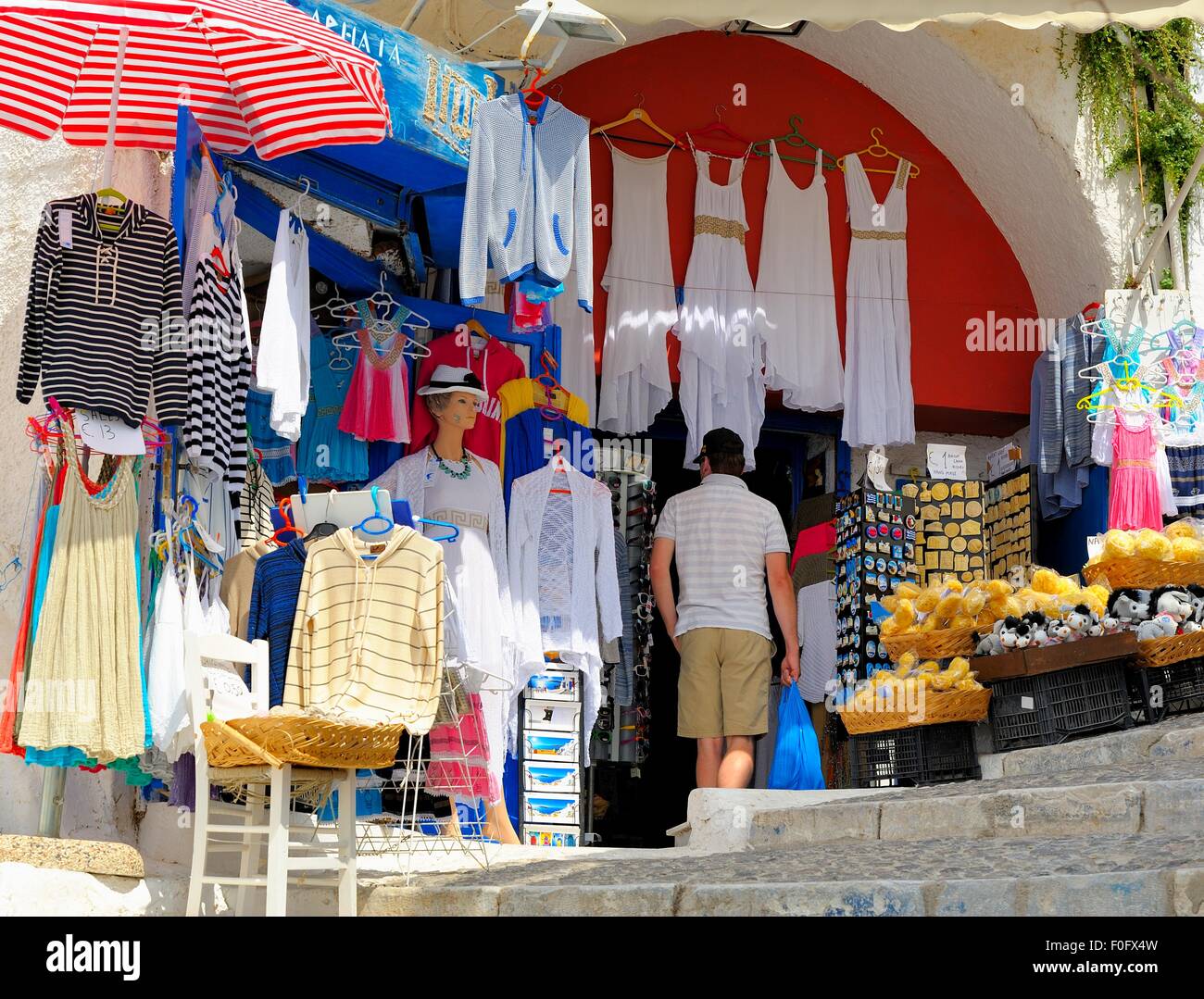 Les vêtements d'un magasin de souvenirs à Fira Santorini Grèce Banque D'Images
