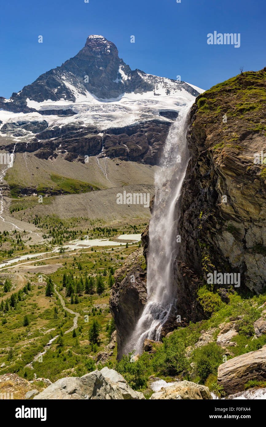 Le côté nord de la montagne Cervin. Cascade dans la vallée de Zmuttgletscher. Zermatt. Alpes suisses. La Suisse. Banque D'Images