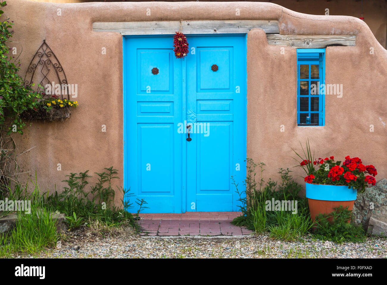 Fenêtre bleu et porte l'architecture d'adobe à Rancho de Taos, Nouveau Mexique, USA. Banque D'Images