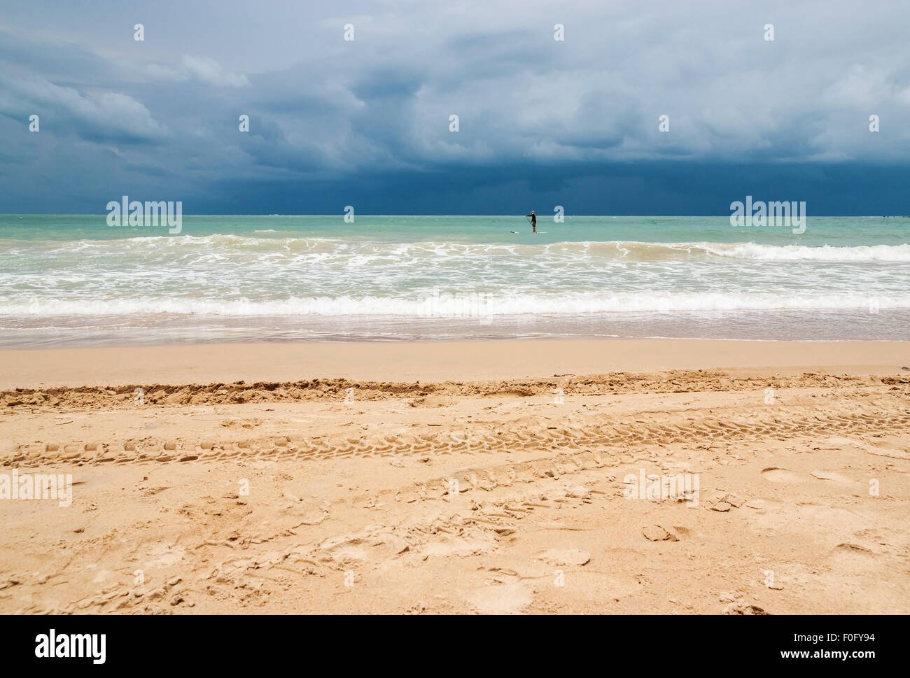 Seaa et plage avec Ciel et nuages de tempête Banque D'Images