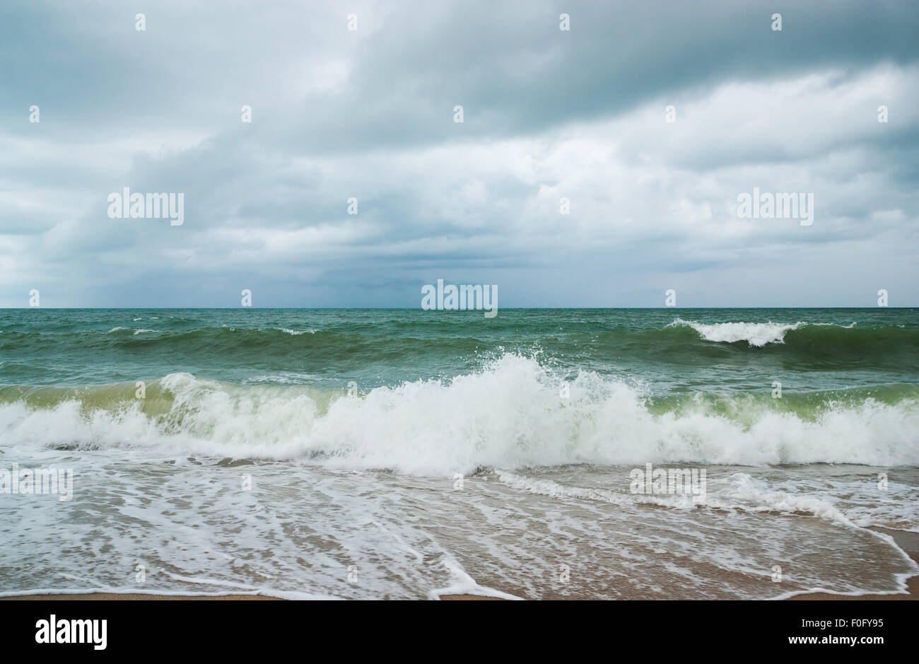 Seaa et plage avec Ciel et nuages de tempête Banque D'Images