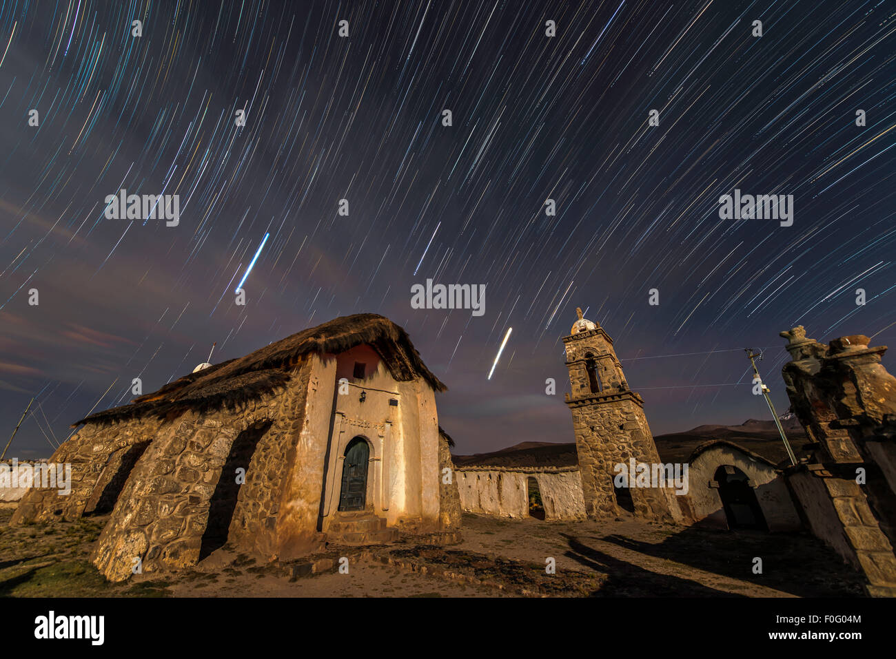Église avec Star Trails in the sky Tomarapi village Parc National Sajama Bolivie Amérique du Sud Banque D'Images