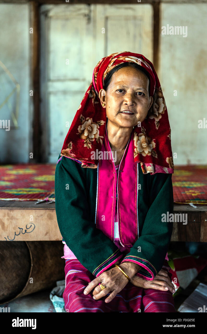 Femme portant le costume traditionnel birman Birmanie Myanmar Banque D'Images