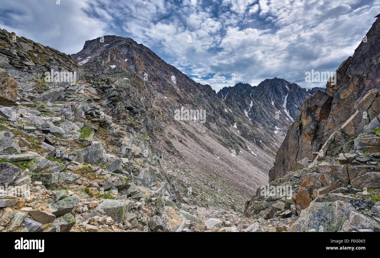 Vue sur la descente de la montagne. Sayan de l'Est. La République de Bouriatie.Russie Banque D'Images