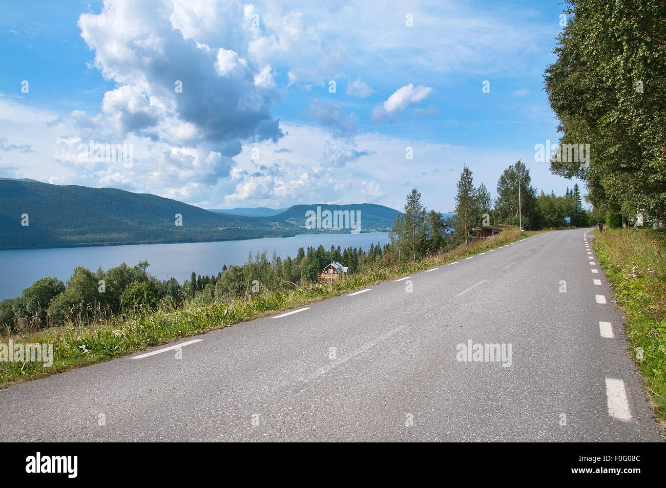 Par la route du lac. Paysage pittoresque près de Ostersund dans le Nord de la Suède sur l'image. Banque D'Images